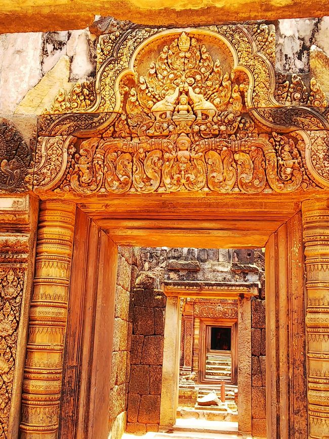 レリーフには、ヒンドゥー教の神話が、とても緻密＆立体的に彫られています。