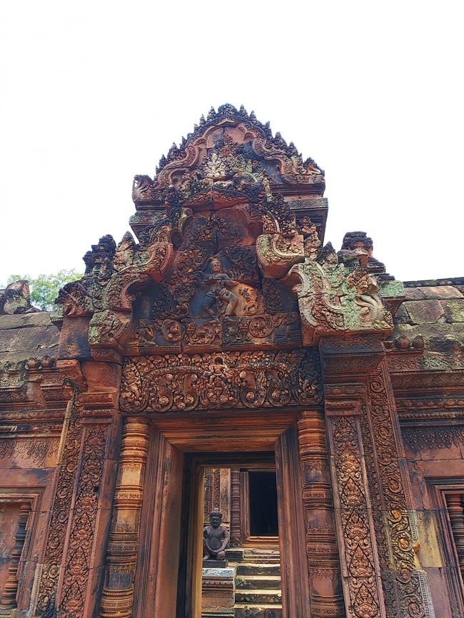 寺院中央の祠堂に入りまーす！