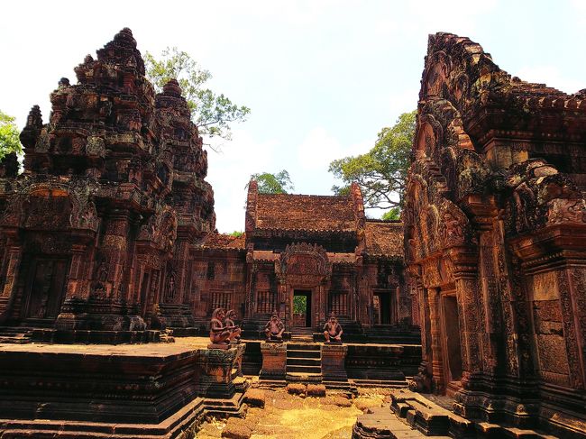 祠堂は、南北に三つ並んでいます。<br />祠堂は全面が彫刻で飾られており、中央の祠堂には門衛神の「ドヴァラパーラ」が、