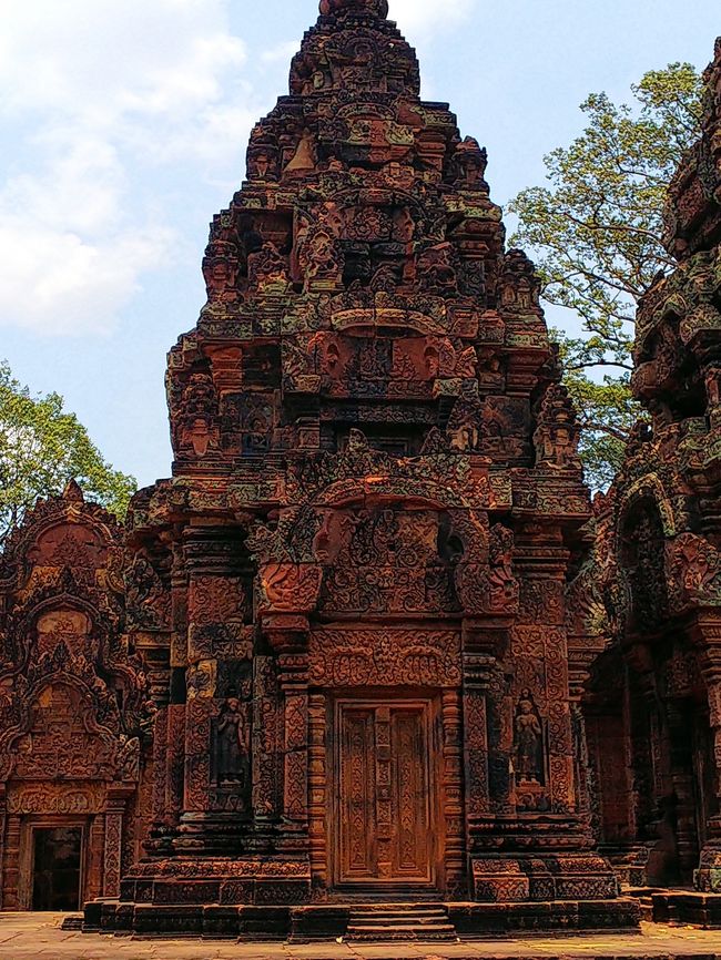 南北の祠堂には「東洋のモナリザ」と呼ばれているデバター（女神）が、美しい姿を見せています。