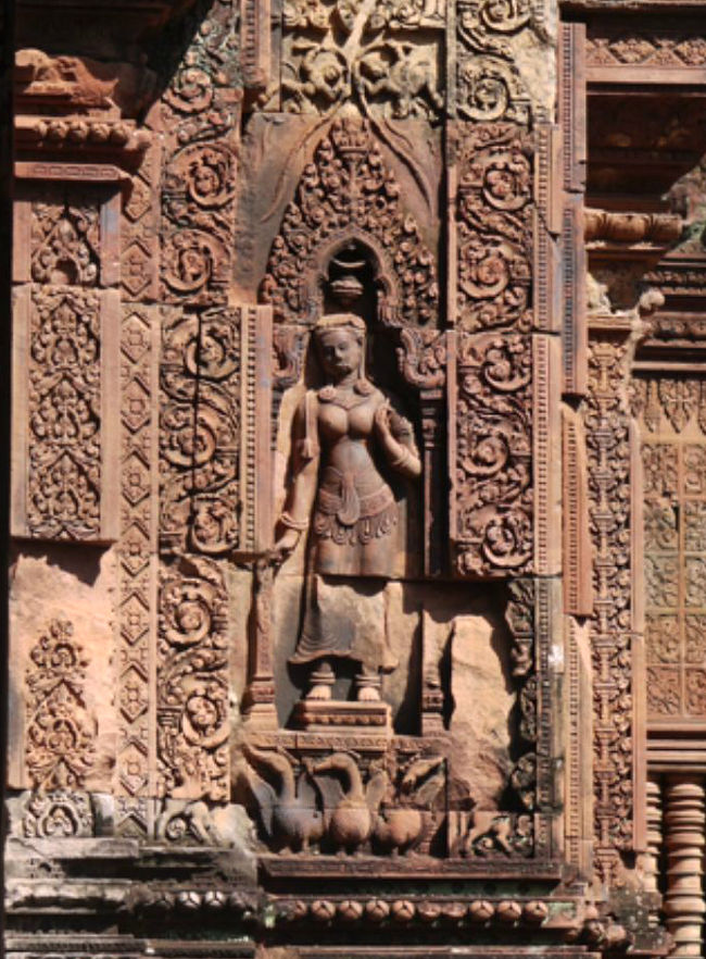 東洋のモナリザこと、微笑みの美人デバター。スマホのカメラではこれが精一杯でした。