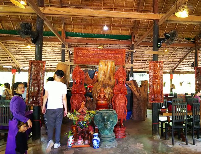 水の遺跡と東洋のモナリザ見学が済んだので、ランチです♪(๑´ڡ`๑)<br />予定では、「クバール スピアンの自然の中で　お弁当をお楽しみください」という事でしたが『気温が高く、弁当では品質が保証できない』との理由から、急遽レストランでのランチとなりました。