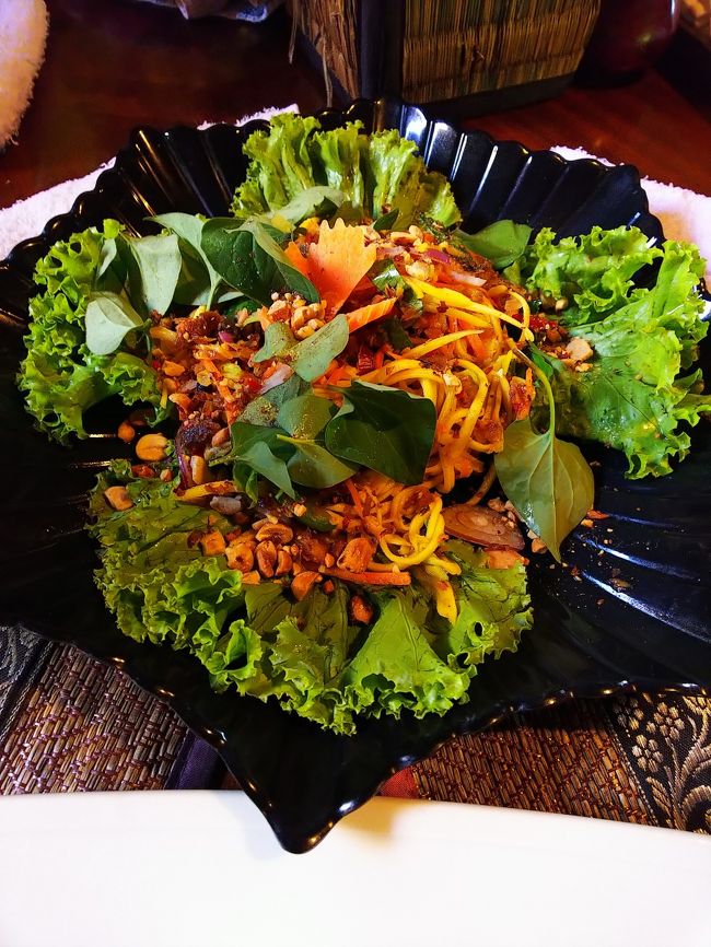 ピリ辛ソースの青パパイヤのサラダ（ライス付き）と…