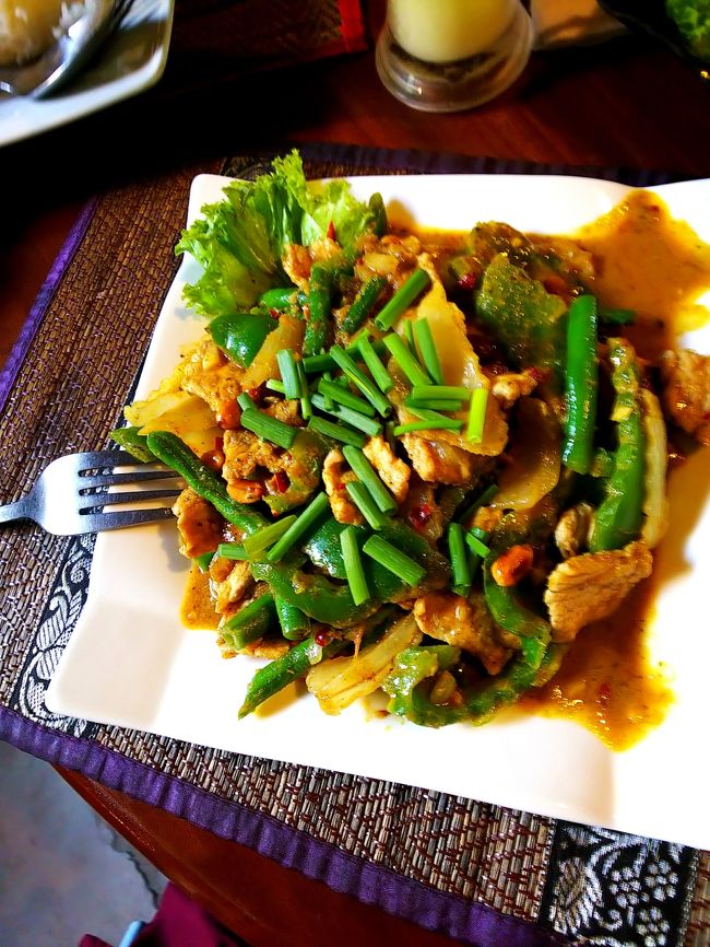 豚肉と野菜の炒め物（もちろんライス付き）をオーダー。どちらもいい味付けで、美味しかったです(๑´ڡ`๑)　自腹だと思っていたドリンクも、一緒に払ってくれたのでラッキー♪(^o^)