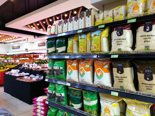 カラフルな袋の中身は、お米のようです。<br />どこの国に行っても、スーパー巡りは楽しいですね♪(^o^)