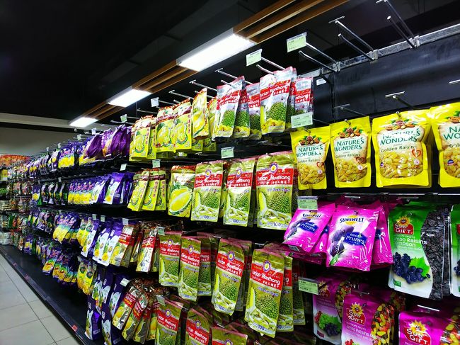 ドライフルーツも種類が豊富で、どれにしようか迷っちゃう！他にも、カンボジア名産の胡椒がたくさん売っていました。