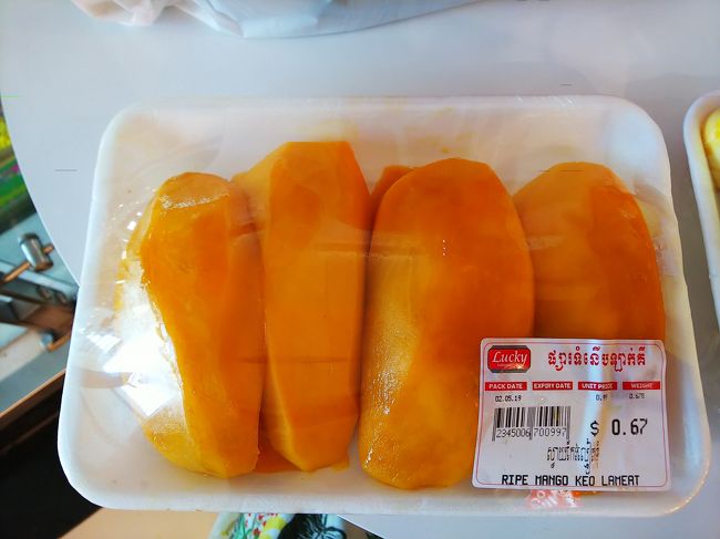 最後にマンゴーいっとく？(๑´艸`)<br />「完熟」ラベルが付いた、カットマンゴー購入。これ、なんと$0.67！75円ってwww