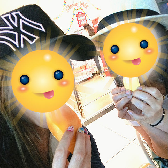 カットフルーツは持ち帰れないので、モール2階の休憩スペースで早速頂きます♪(^o^)<br />マンゴー(๑´ㅂ`๑)♡ｳﾏｰ！完熟だけあって、トロケるー！ 甘くてメッチャ美味しいです♡<br />ジャックフルーツは、中に大きめの種が入っていて、種の周りの果肉を食べる感じ。食感はサクサクで、これまた甘くて美味！