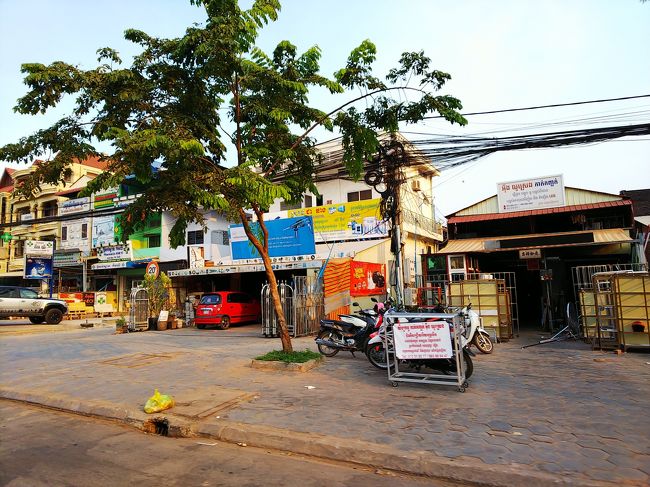 フルーツパワーで疲れも吹っ飛び、お目当てのお土産も購入完了！(`･ω･´)ゞ<br />名残は尽きねど、そろそろホテルに戻る時間です。シェムリアップの街中からホテルまで、またその逆もトゥクトゥク代はいつも$2でした。