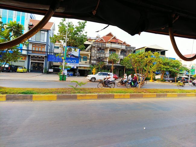 ホテルに戻り、預けておいた荷物を引き取って　お土産をパッキングし直したら、いよいよ空港へ出発です。シェムリアップの街ともお別れだー！(>_<)