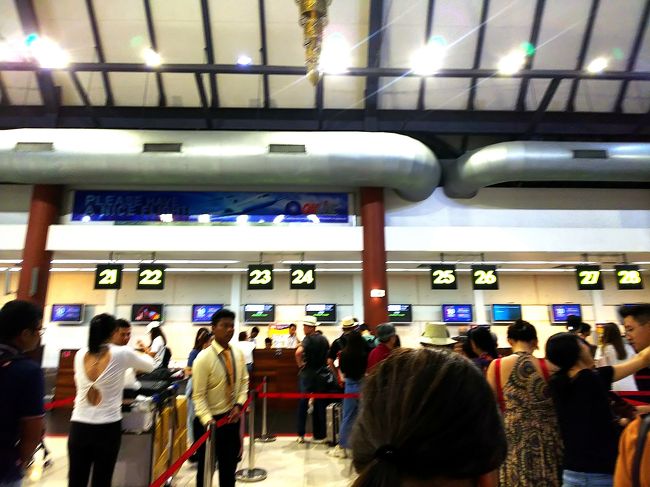 早目に着いたので、スタバでカンボジア仕様のマグカップ購入。ついでにドリンク飲んで、のんびりしてたら、いつの間にか行列が出来てた！(^_^;)