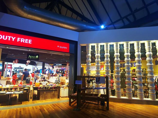 大陸の皆さんに混じって、チェックイン手続き＆出国審査を受けましたが、割り込みする人やズルする人もなく、皆さんお行儀良く列に並んでました（笑）<br />シェムリアップ国際空港は、こぢんまりとはしていますが、免税店やレストランもちゃんとあります。