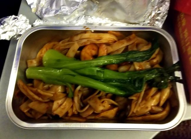 で、もう一つのシーフードヌードル。これが、ビックリするくらい不味かったー！（笑）<br />味もイマイチでしたが、麺がやわやわのグチャグチャ…関係者には、某7-11の麺を一度食べさせて、猛省を促したいwww<br />行きの機内食とは、雲泥の差でしたねー！同じ航空会社で、なんでこんなに違うの？(T_T)