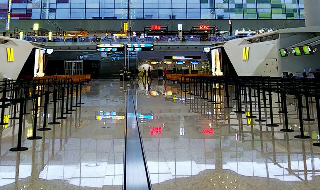 …と言ってるうちに、2時間半のフライトなんてあっという間、広州白雲国際空港に到着！<br />現地時間は深夜の11時。羽田行きの飛行機は、明朝8:45発。さて、これからどうしましょう？選択肢は2つ…(￣ー￣)ﾆﾔﾘ<br /><br />空港野宿or入国＆ホテル泊？無計画母娘の選んだ道は？！へ続く♪(^o^)