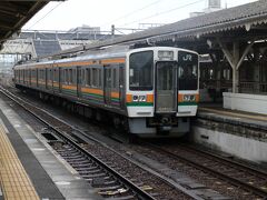 その後、三島駅から普通電車で静岡方面へ。JR東海管内の普通列車は比較的新しい車両が多いが、まだ古い211系も活躍中。
ただ、運転本数は多いが、短編成、ロングシート車が多く面白みがない。