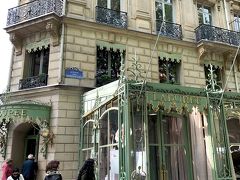シャンゼリゼ通りを再び散歩。

今朝フレンチトーストをいただいたラデュレの本店がここにあります。
Laduree (75 Avenue des Champs Elysees 75008)

