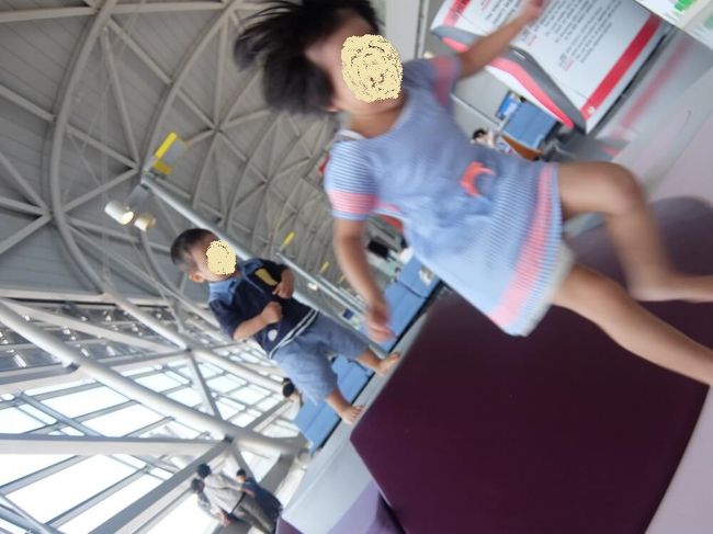 とりあえずキッズスペースで遊ばせます！しっかり遊んで機内で寝てください笑