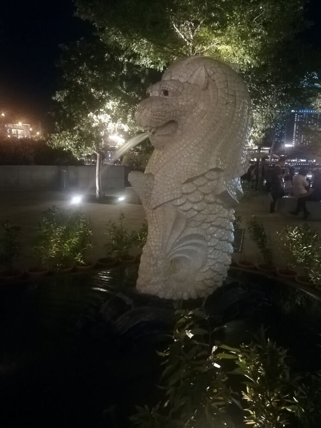 元祖マーライオンはこのマーライオンの裏にあります。これも従妹に教えてもらうまで知らなかったです。