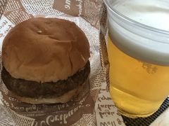 空港に戻ってレンタカー返却したので、早速ビール。
このハンバーガーにくにくしくてお気に入り。