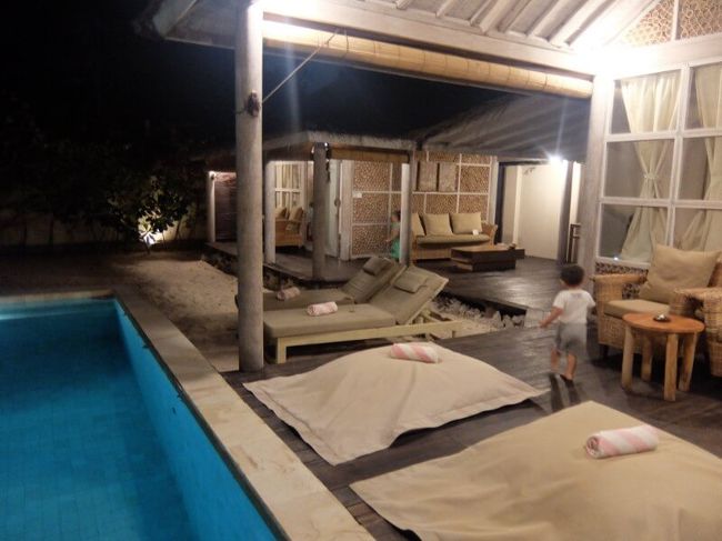 おおおテンション上がる！プール付きです。レンバーからバンサルのバンでしっかり寝た子供達ははしゃいでました。