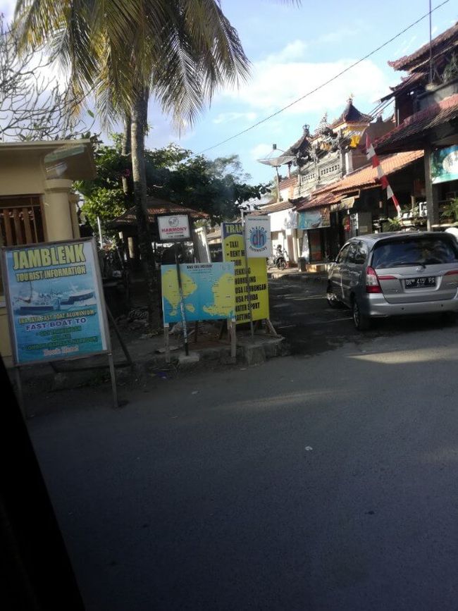 1時間20分程でパダンバイの港に到着しました。車は少し離れたところに止まったのでそこからフェリーまで歩きます。ポーターの客引きが多いです笑<br />途中ロンボク側のツアー会社のオフィス（PESONA　BINTANG）でフェリーのチケットとレンバー港以降のバウチャーを貰いました。