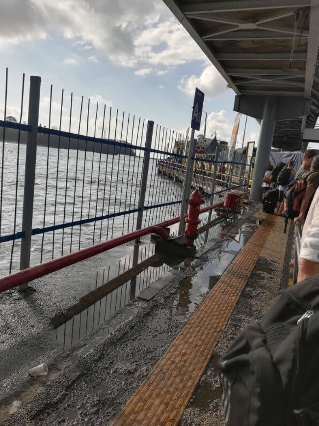 パッと見海は穏やかです。列はゆっくり進み、乗船まで30分程かかりました。<br />このフェリーですが人数管理されていないのか座席が足りません。<br />それを見越してか船員用の個室はいかが？座れるマットレスはいかが？と船員が商売してきます。