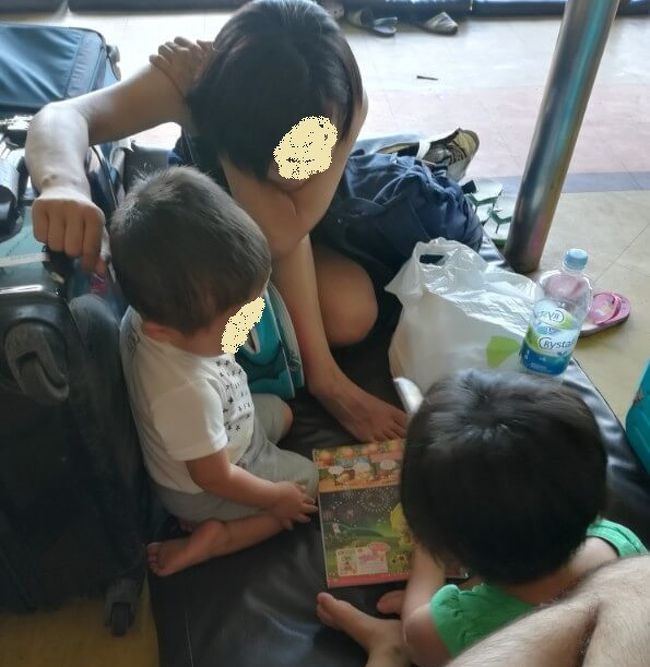 大人だけなら甲板かスーツケースにでも座ってればいいのですが、子連れだとさすがにしんどいのでマットレスを5万ルピア（400円程）で購入<br />その後も船はなかなか出航せず、10時前にやっと動き出しました。