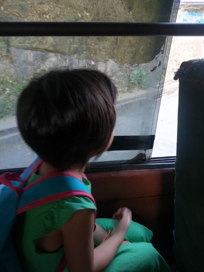 残り1/3ぐらいは山道でした。バンサルには18時半ごろ到着しました。みんな疲れています。<br />ここからギリトワランガンまではさっき購入したボートで行けるのですが、ギリメノへはどこかで個別手配しボートを入手しなければいけません・・・この時点ではもうギリトワランガンで1泊しちゃってもいいなかと考えていました。<br />ここの港も酷かったです。ギリエア、ギリトワランガンと左右には分けられたのですが、そこからは早い者勝ちなのかかなり適当でした。暫くして私たちの番になり、ボートへ向かいます。<br />するとちょうど同じボートになった年配の夫婦がギリメノへ行きたいらしく、追加料金を払うから行ってくれと交渉していました。<br />これはチャンス！！！すぐにその夫婦に声をかけ、私達も行きたいからシェアしましょうと提案しました。快くOKを貰い2組いるんだからと交渉したのですが、答えはノーでした。<br /><br />ここでこの夫婦（後で聞いたところブラジル人とアメリカ人の夫婦でした）と作戦を練ります笑<br />偉い人にはノーと言われたが、この人が船を操縦するわけではない。<br />操縦する人を買収すれば・・・みたいな感じです。<br /><br />船に乗り込み早速交渉開始です！<br />お金を払うからと言うとサクッとokしてくれました笑<br />20万ルピアづつ出し合い、40万ルピア(3200円程)で買収し無事ギリメノに到着です。