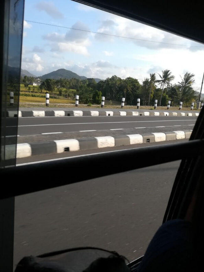 途中までは高速道路なのかなかなかスムーズだったのですが