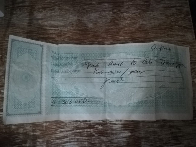 こんな内容でした。ほぼ詐欺ですよね・・・きっとフェリーが日常的に遅れるのもわかっている。明日の朝までここで過ごす人がいないのも予想しているんでしょう・・・<br />欧米人（アジア人は私たちだけでした笑）はかなり怒ってました。<br />ただ他の解決策もないのでみんなお金を払います。確信犯なので領収書もきっちり用意されています笑<br />子供は無料よね？常識よね？みたいな感じで喋ると子供は無料にしてくれました笑<br />手書きのチケットです。<br />ここから乗合のバンでバンサル港を目指します。