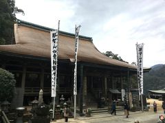 ＜世界遺産　青岸渡寺＞
　青岸渡寺は、天台宗の寺院で、西国三十三所霊場の第一番札所です。
　明治の廃仏毀釈以前は、「如意輪堂」と呼ばれていました。その後付けられた寺号は､秀吉が建てた高野山の「青巌寺」（せいがんじ）からきています。
　境内は、外国人の観光客も含めて、大勢の人であふれています。