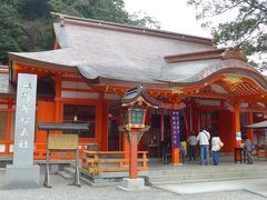 ＜熊野那智大社＞
　主神は「牟須美神（ふすみのかみ）」で､本地仏は「千手観音」です。
　熊野那智大社は、山の上という地形的な制約のため、１３ある社殿は横一列ではなく「L字形」の変わった配置となっています。
　本殿は､この拝殿の後ろ側にあります。
