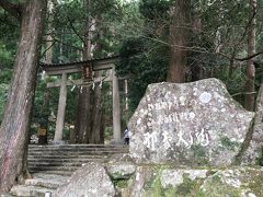 ＜世界遺産　那智の滝＞
　「那智の滝」も世界遺産の一部となっています。
　石碑には「熊野那智大社別宮　熊野権現　那智大瀧」と彫られています。