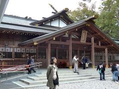 ＜伊勢　猿田彦神社＞
　花の窟神社から､紀勢自動車道を通って約１時間３０分で伊勢の「猿田彦神社」に到着。改元ブームで､内宮方面に向かう人の数が半端なかったですが､猿田彦神社は､そんなに混んでいませんでした。
　猿田彦大神は､ものごとの最初に現れ、万事良い方向へお導きになる有り難い神様です。
　「来年度も､万事うまくいきますように！」とお願いしました。
