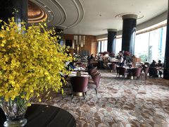 香港お仕事日記２日目。朝からガツガツと働いて、お昼は同僚と交替で一人ずつでサクっと行かねばならないのに、一番混んでる時間帯に当たった私、職場の近くのどこのカジュアルな店も行列になっていて、ついつい、ルネッサンス・ハーバービューホテルのランチビュッフェに、ふらふらと入ってしまいました…ひとりで（笑）。