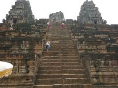 昼食後、タケウに向かいました。かなり急です。そして蒸し暑い。ロングスカートのお姉さん、大変そう。