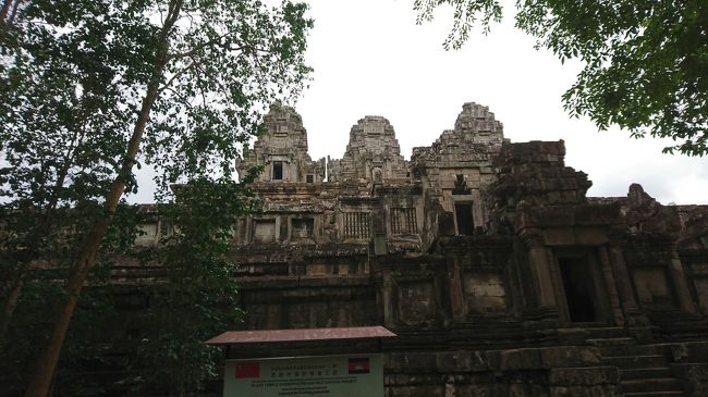 ここは中国政府が補修しているようです。あちらこちらにその看板がありました。そのためか、中国人の皆さんが多めでした。いい構図で撮れそうと思うとその看板がしっかり入ってしまいます。