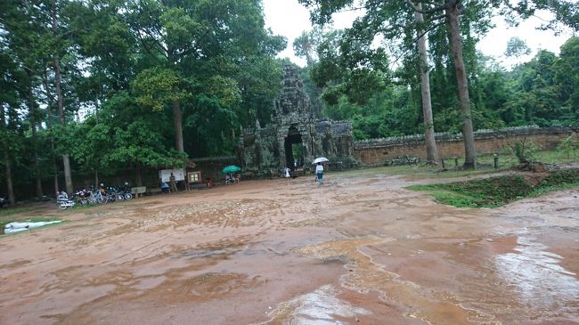 クディに着きましたがこの状態。まだスコールなどないと思い、カッパも傘も持ち合わせていません。<br />仕方なく見学をあきらめ、ホテルに戻ることにしました。