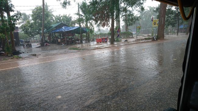 雷も鳴り出し雨はさらに強くなり・・・