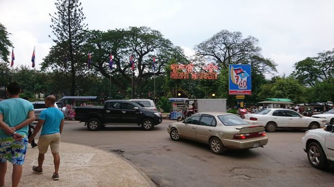 ホテルで小1時間ほど休憩してから、娘の要望でもあったクルクメールの石鹸を買いにオールドマーケットまでトゥクトゥクで往復してもらいました。写真は川沿いのナイトマーケット入り口です。