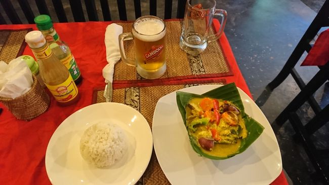 一旦ホテルに戻り、夕食に出発。さっきトゥクトゥクで行ったオールドマーケットまでゆっくり歩いて行って少しお土産を買い、帰り際にこの食堂で夕食にしました。「Lady Khmer Kitchen」シーフードアモック$3.5、ドラフトビール3倍で$1.5、合計なんと$5！です。もちろん、美味しかったです。<br /><br />これで今日はおしまいです。