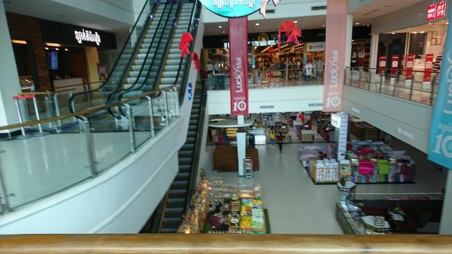 いよいよ最終日。今日は午前中におみやげ買いにラッキーモールへ。10周年でしょうか？