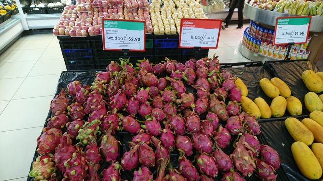 日本ではそれなりのお値段がするドラゴンフルーツ。1個160円くらいです