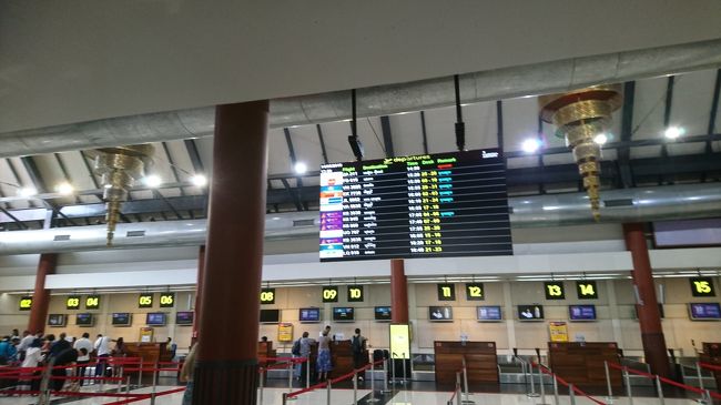 13時30分にチェックアウトし、空港まで送ってもらいました。まだ早いのか、MI（SQ）のカウンターはすいています。<br />