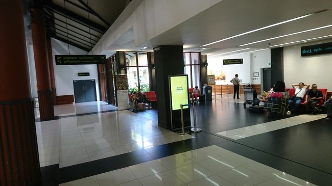 搭乗手続き完了後、右に進むと出国審査と保安検査場です。