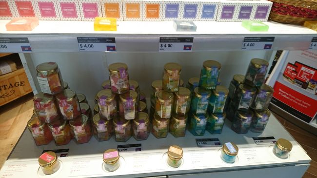 クルクメールの瓶詰の石鹸。昨日はオマケの箱付を$5で購入したのにここでは驚きの$9！！空港だからしょうがないけど、全般的に高いです。可能な限り街で買いましょう。よくあるお土産マグネットととかは遺跡の売り子が一番安いです。<br />