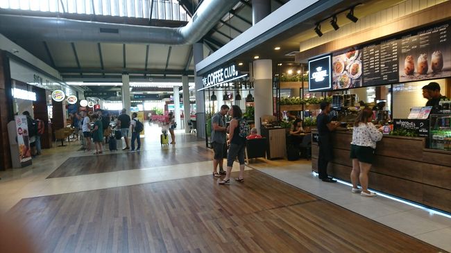 制限エリアには免税店とフードショップ、お土産ショップもあります。