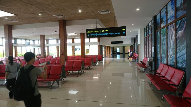 フードショップと反対方向（1番搭乗口方向）に進むとラウンジがあります。