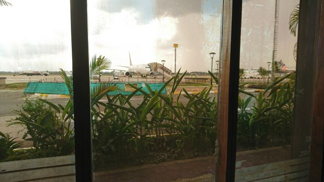 窓に張られたフィルターで見にくいですが、MI615、SQ5025のB737-800です。搭乗口からは到着時同様に歩いていきます。機内は往路と同じ。けど、ほぼ満席でした。これでシェムリアップともお別れです。機内食は勿論、あのピリ辛シーフードビーフンを頂きました。