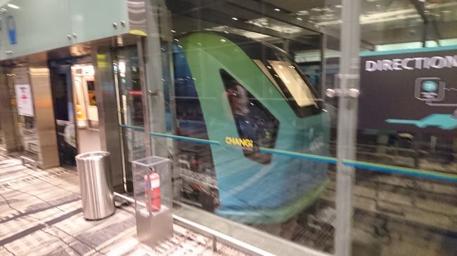 スカイトレイン。5分と待たずに来ます。この写真を撮ったあと、おみやげの買い忘れを思い出し、<br />